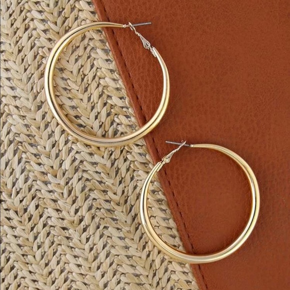 1 Left🌹Medium Sized Gold Hoop Earrings - Picture 2 of 3